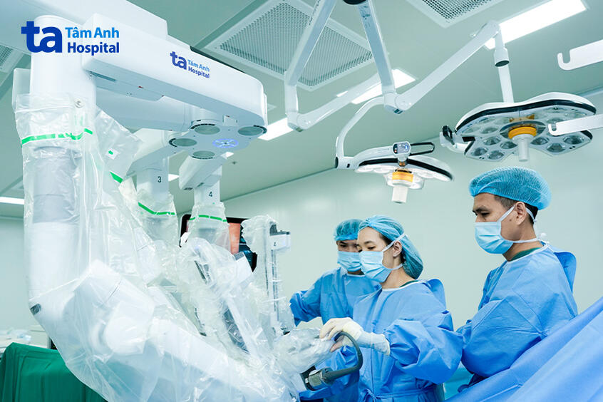 bác sĩ liên cùng ekip điều trị