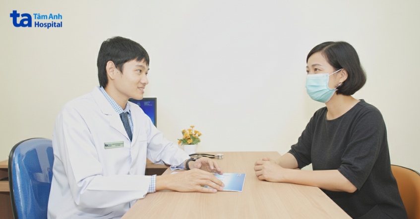 bác sĩ lộc tư vấn cho người bệnh sau xạ trị