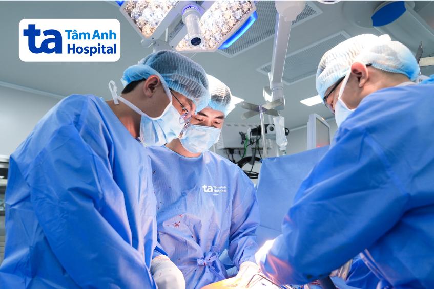 bác sĩ lưu thay khớp háng cho cụ vĩnh