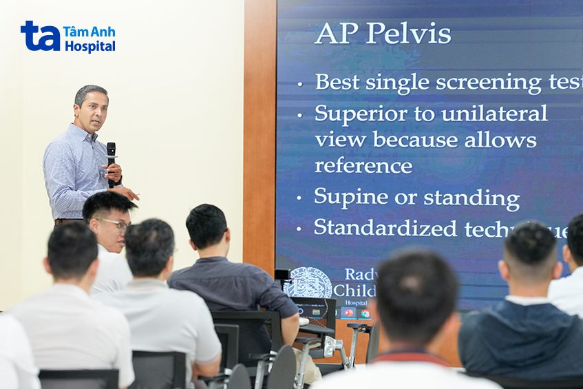 bác sĩ mang đến thông tin qua 5 bài báo cáo