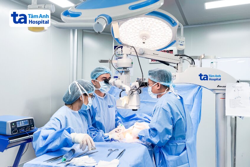 bác sĩ minh phẫu thuật cho anh tài