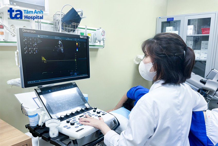 Bác sĩ Ngọc Anh siêu âm tầm soát bệnh tim mạch cho bệnh nhân