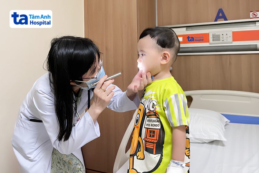 bác sĩ ngọc khám cho bé thái