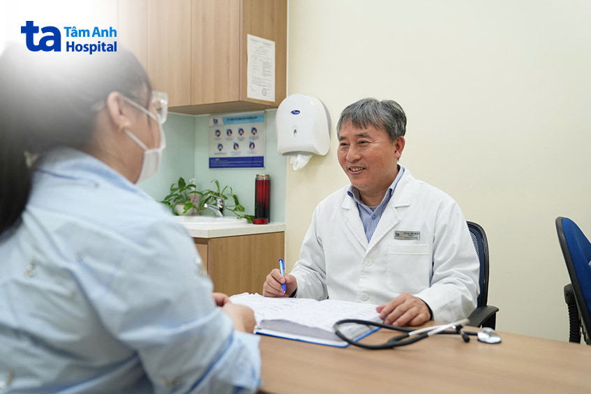 Bác sĩ Nội tiết tư vấn cho bệnh nhân