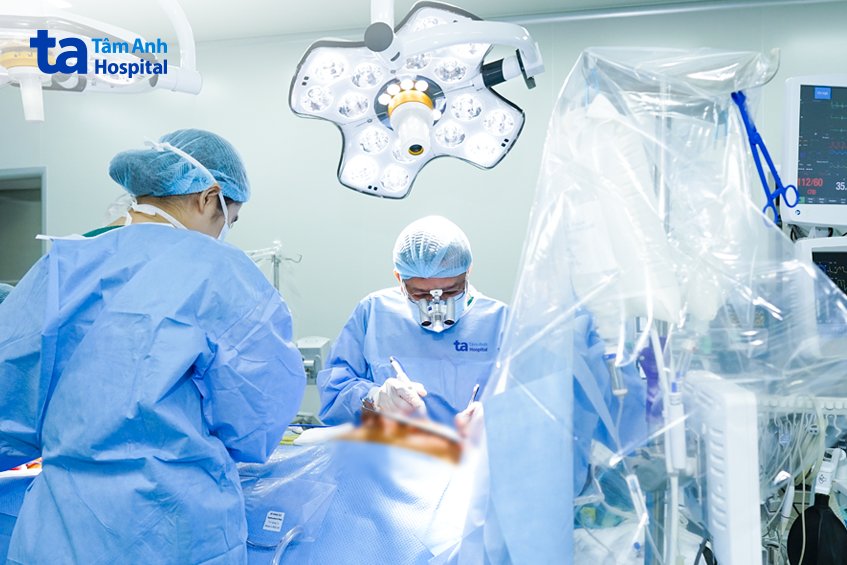 Bác sĩ phẫu thuật bắc cầu để tái thông mạch vành cho bệnh nhân