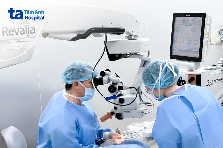 bác sĩ phẫu thuật cho bà bích