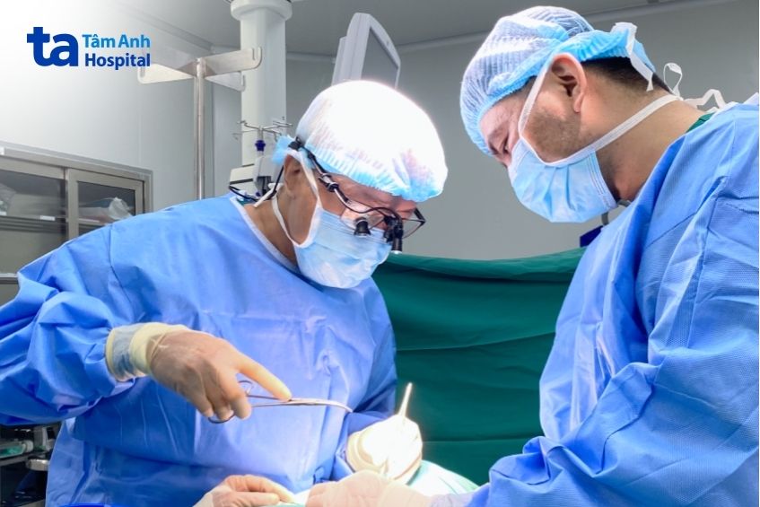 bác sĩ phẫu thuật cho người bệnh