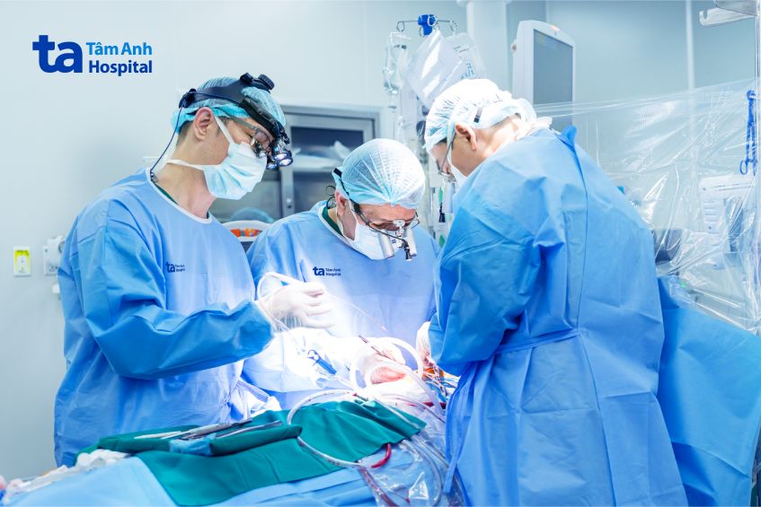 Bác sĩ phẫu thuật loại bỏ u tim cho bệnh nhân