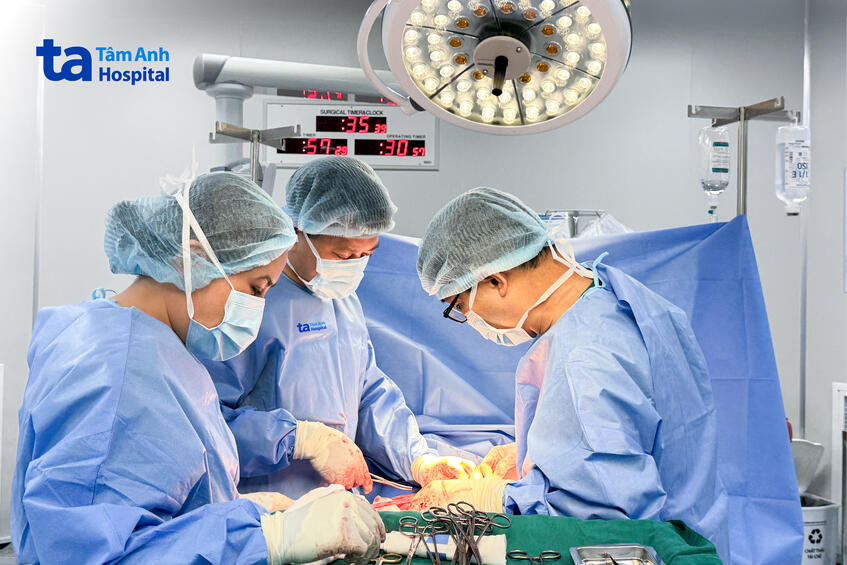 bác sĩ phẫu thuật mổ lấy thai cho chị linh