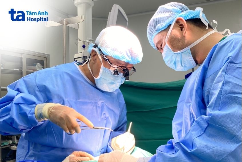 bác sĩ phẫu thuật u ác tính