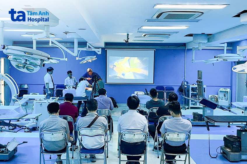 bác sĩ quan sát ca mổ từ phòng thực hành