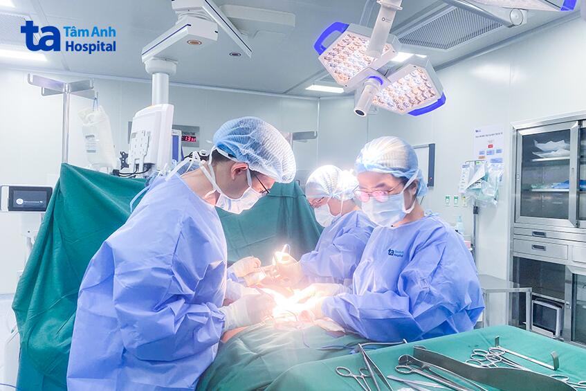 bác sĩ tấn cùng ê kíp phẫu thuật vạt tram