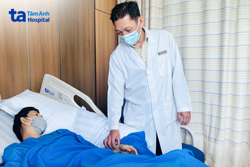bác sĩ tân cương đến kiểm tra sức khỏe người bệnh