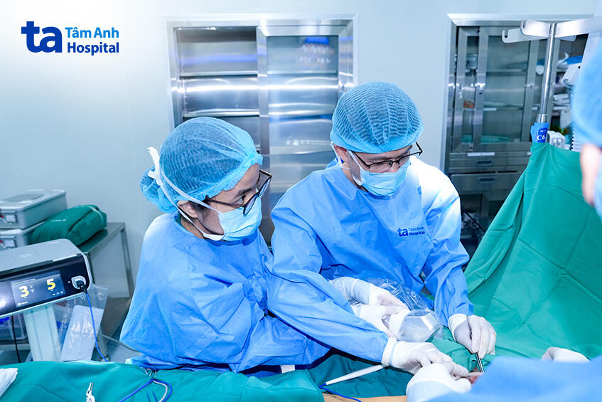 bác sĩ tấn đang phẫu thuật cho bệnh nhân