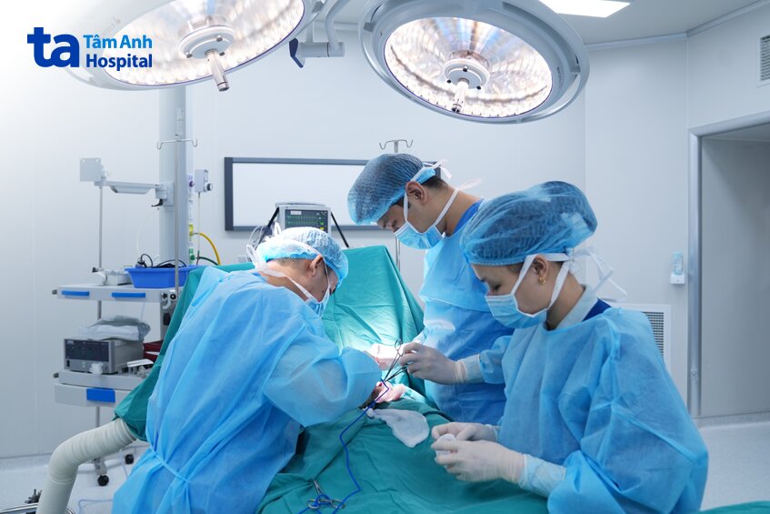 bác sĩ thắng đốt u sùi cho bệnh nhân