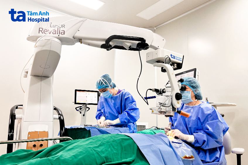 bác sĩ thay thủy tinh thể cho bệnh nhân