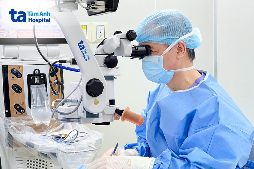 bác sĩ thực hiện ca mổ mắt