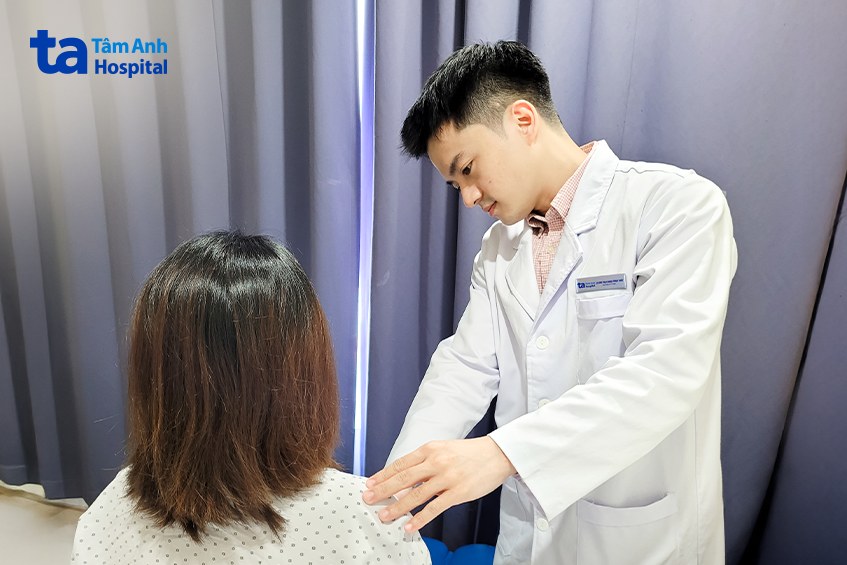 Bác sĩ Thủy khám cho chị Tây trước khi xuất viện