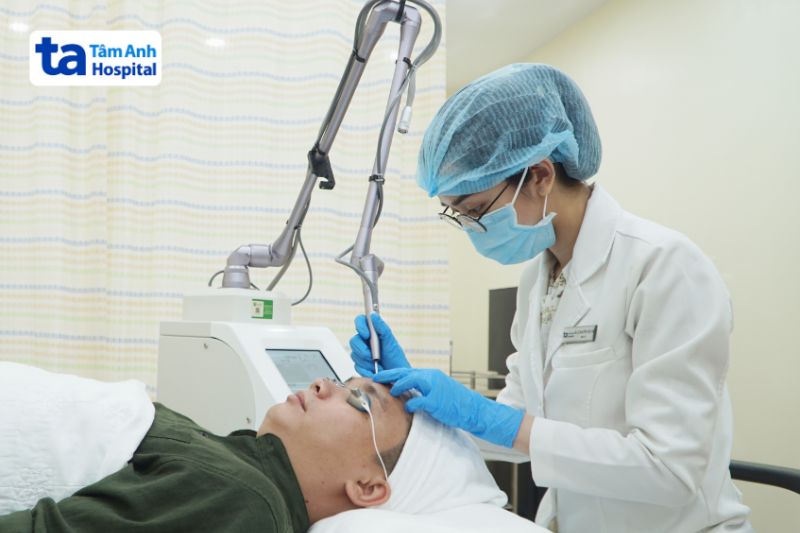 bác sĩ vy đang điều trị da sắc tố cho khách hàng