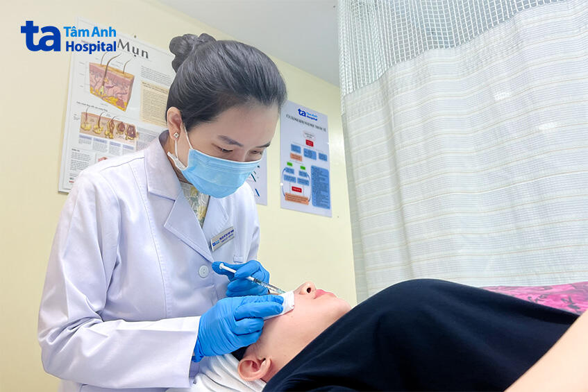 bác sĩ tiêm botox cho chị phương