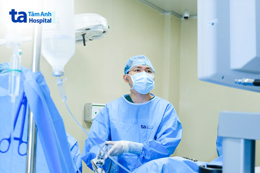 bác sĩ tiến đạt đang thực hiện liệu pháp rezum