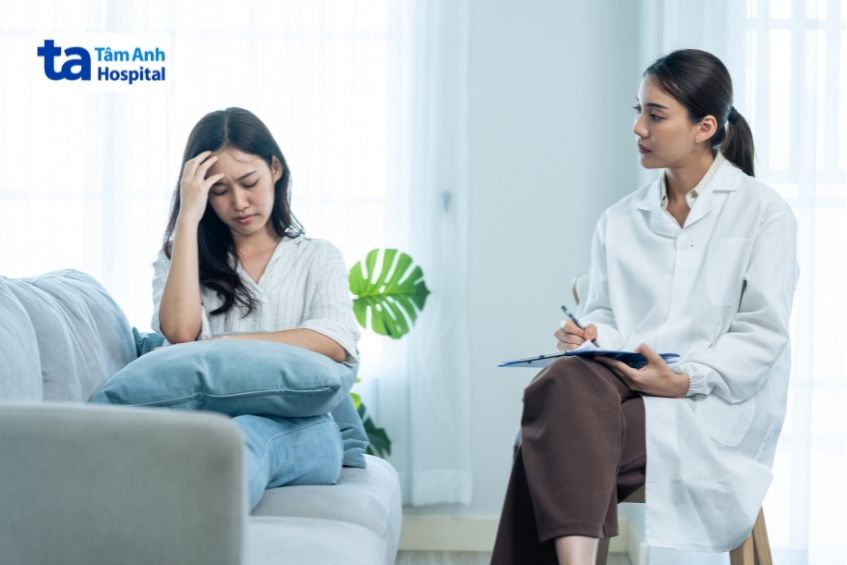 bác sĩ trị liệu tâm lý cho người bệnh