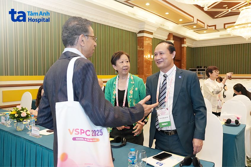 bác sĩ trịnh tuấn dũng trao đổi cùng chuyên gia quốc tế