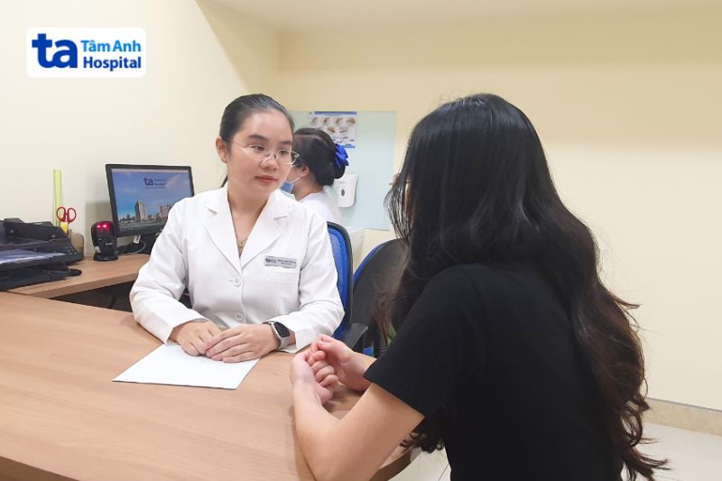 bác sĩ an đang tư vấn bệnh cho khách hàng