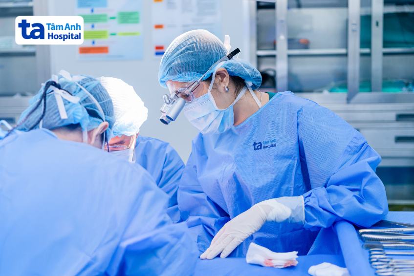 bác sĩ tú phẫu thuật cho bệnh nhi