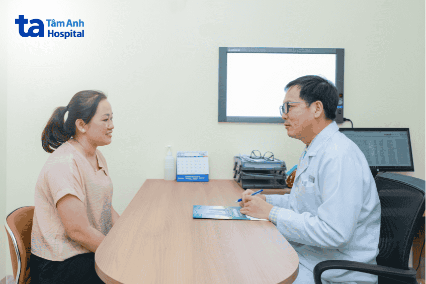 bác sĩ tư vấn bệnh nhân về u lành tính.