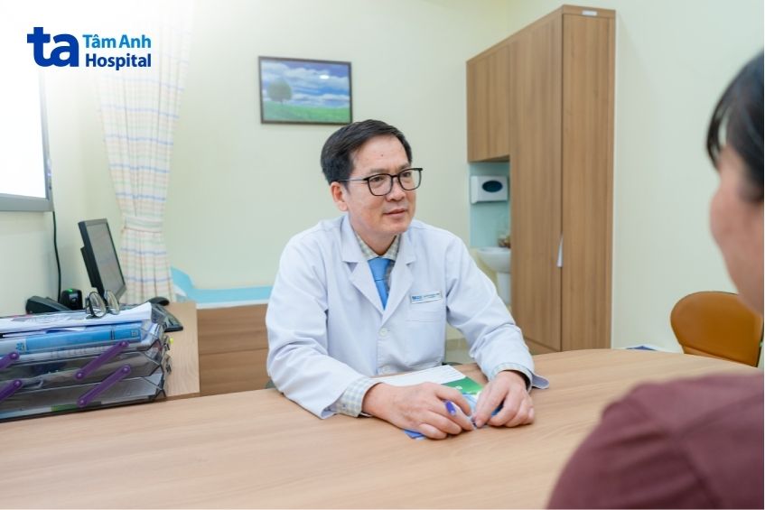 bác sĩ tư vấn cho bệnh nhân
