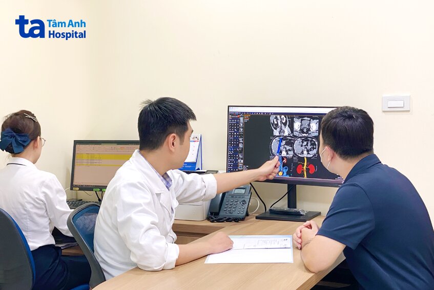 bác sĩ tư vấn kết quả thăm khám