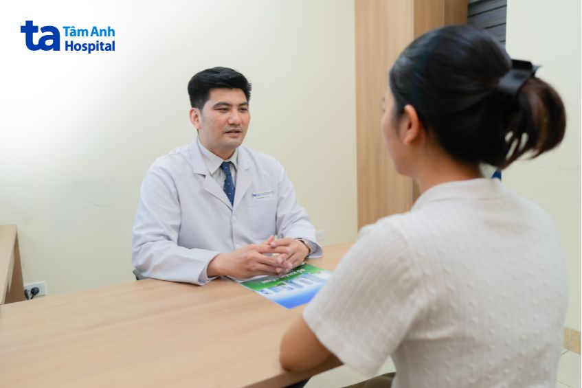 Thạc sĩ bác sĩ chuyên khoa II Phạm Tuấn Mạnh, Khoa Ngoại Vú - Đầu Mặt Cổ, Bệnh viện Đa khoa Tâm Anh TP.HCM đang tư vấn cho khách hàng.