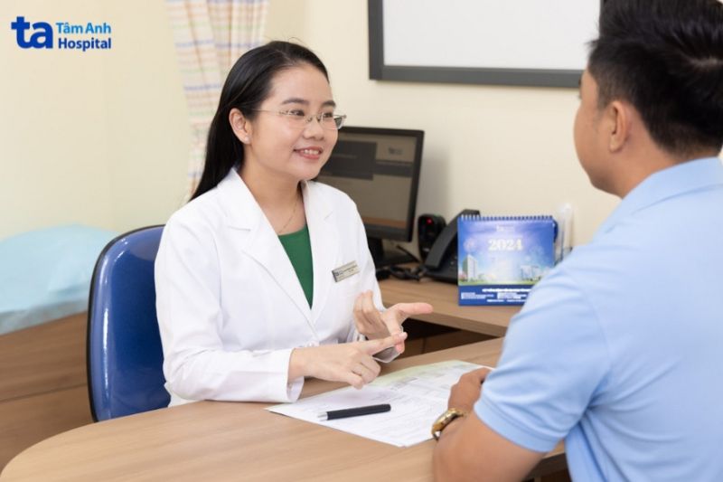 bác sĩ tư vấn tình trạng da cho khách hàng