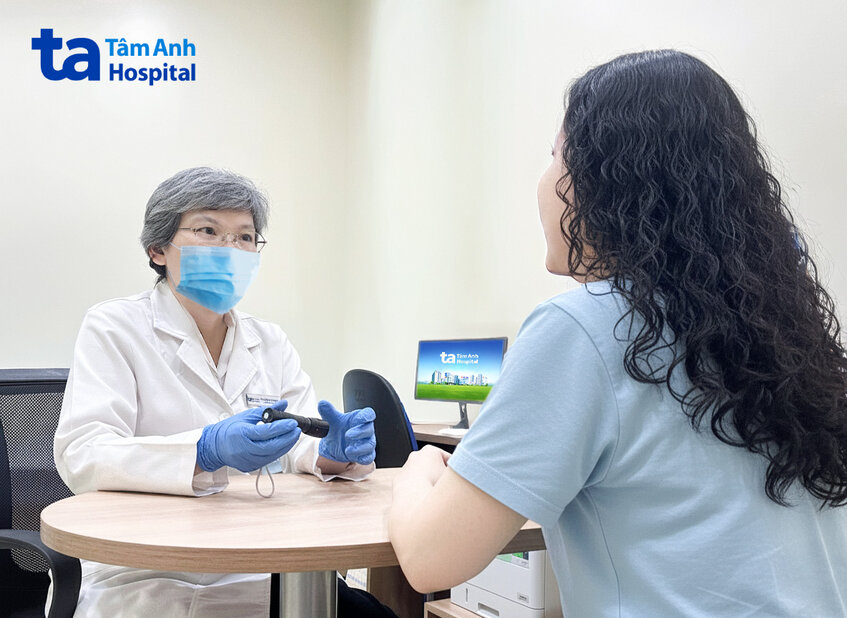 bác sĩ tư vấn liệu trình điều trị