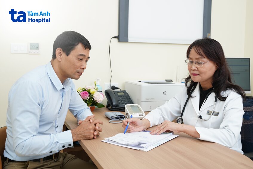 bác sĩ tư vấn sức khỏe cho người bệnh