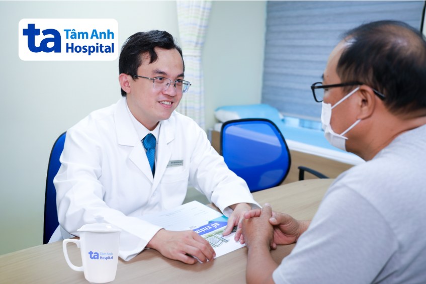 bác sĩ tư vấn sức khỏe sau điều trị cho ông thân