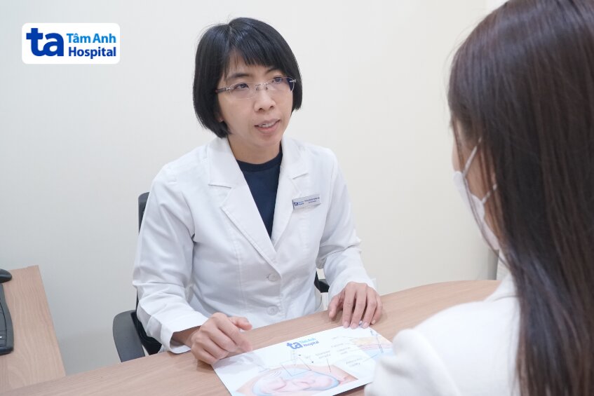bác sĩ tư vấn tận tâm