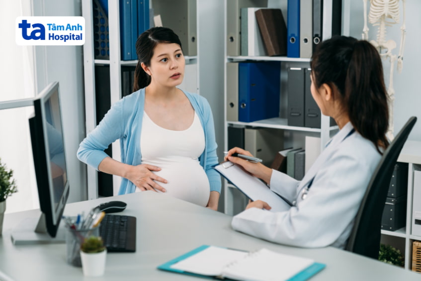 Bác sĩ tư vấn cho thai phụ về chế độ dinh dưỡng và thực phẩm an toàn
