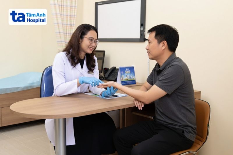 bác sĩ dung đang tư vấn da cho khách hàng