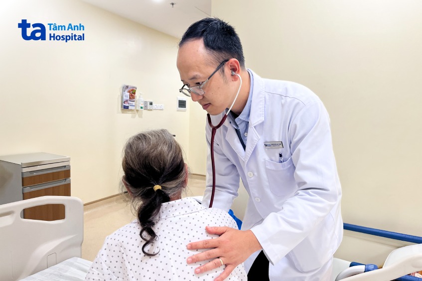 Bác sĩ Tuấn khám cho bệnh nhân trước lúc xuất viện