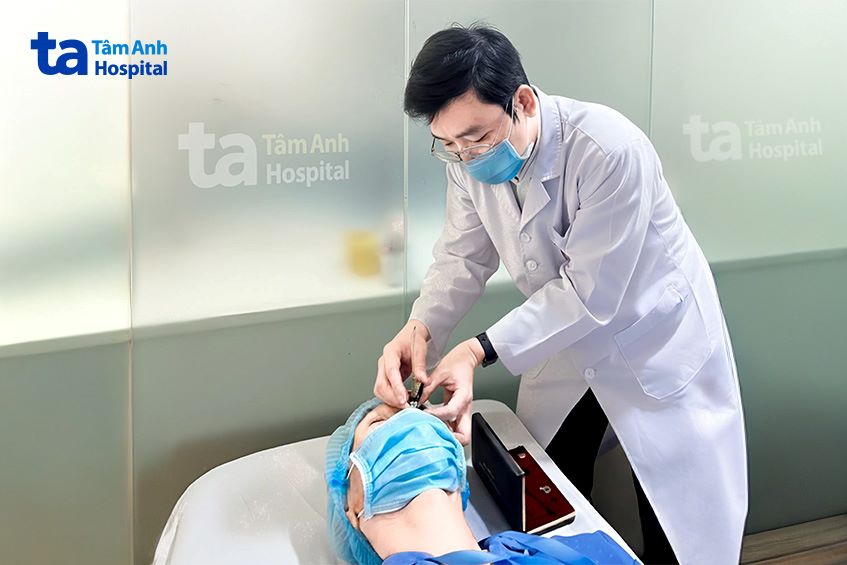 bác sĩ tùng đo lại nhãn áp cho bệnh nhân