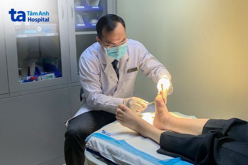 bác sĩ võ trần nguyên duy hăm sóc vết thương của ông khái