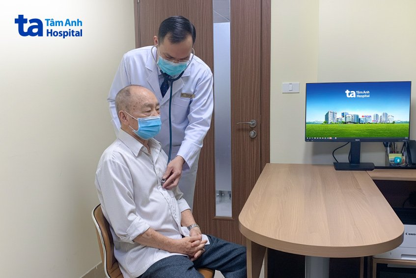 bác sĩ võ trần nguyên duy nghe tim phổi cho ông khái