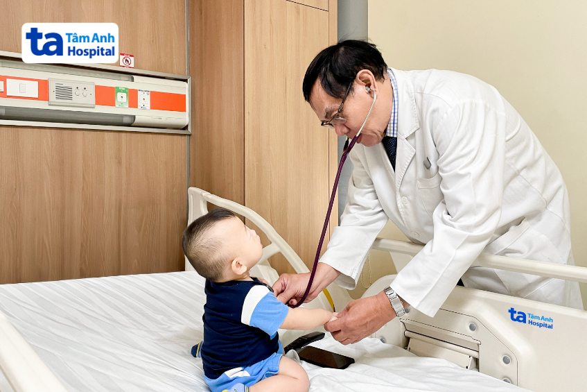 bác sĩ vũ huy trụ khám cho bé thái