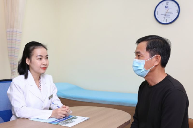 bác sĩ vy đang thăm khám da cho khách hàng