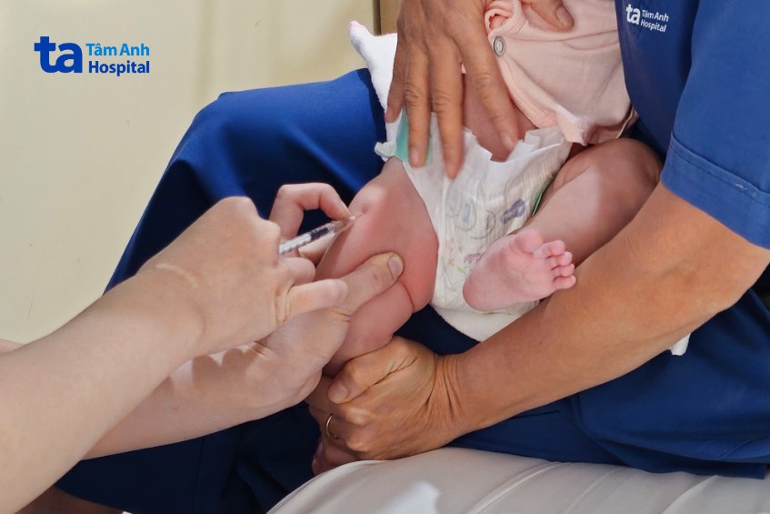 bé được tiêm kháng thể đơn dòng rsv