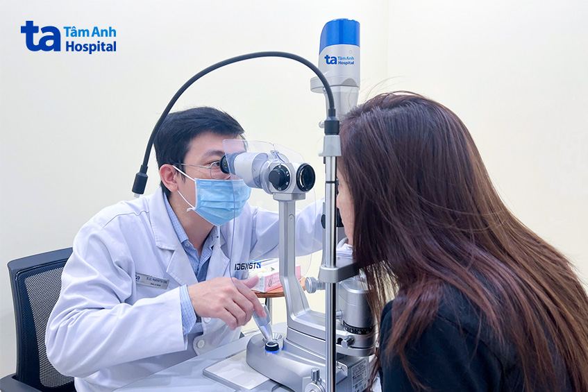 bệnh nhân được bác sĩ tùng khám mắt