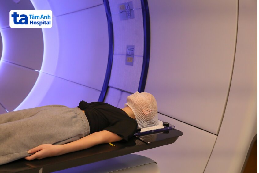 bệnh nhi ung thư não chuẩn bị được chiếu xạ