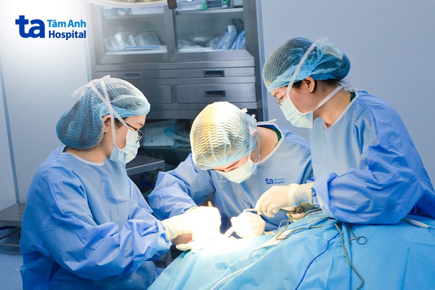 BS Duy phẫu thuật cho anh Hải